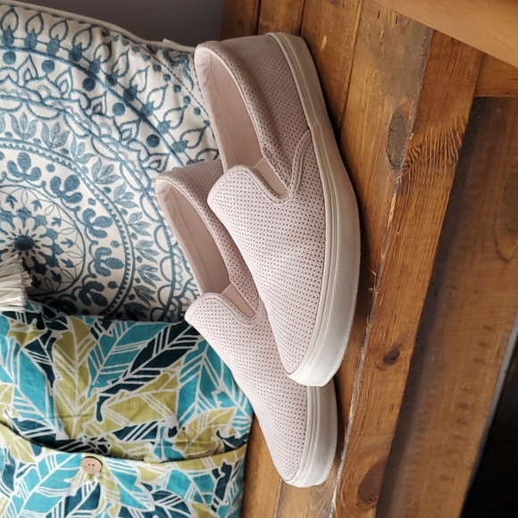 Old Navy Blush Slip On Sneaker sz 8 - Picture 3 of 7